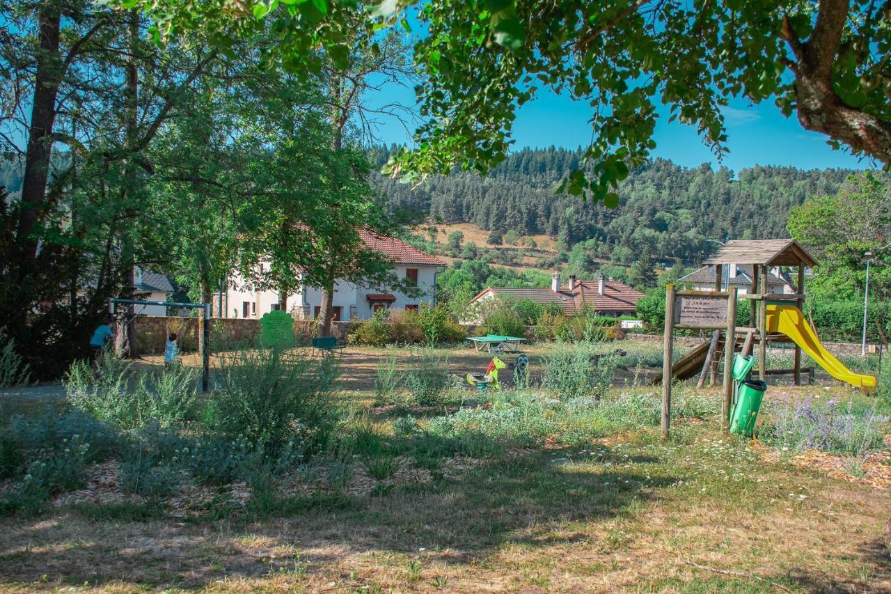 Villages De Gites Le Pigeonnier Le Malzieu-Ville Luaran gambar